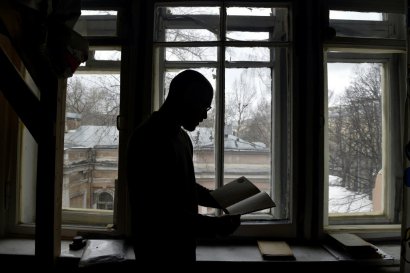 Un historien étudie un journal intime de l'époque stalinienne à Moscou, le 27 février 2017 - Natalia KOLESNIKOVA [AFP]