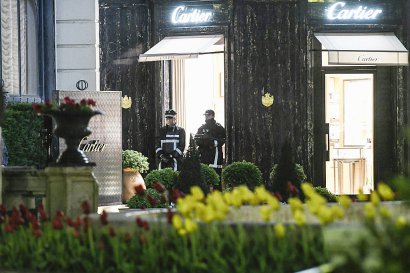 Des policiers près de la boutique Cartier après le braquage, le 25 mars 2017 à Monaco - YANN COATSALIOU [360 MEDIAS/AFP]