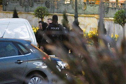 Des policiers monégasques après le braquage d'une boutique Cartier, le 25 mars 2017 à Monaco - Yann COATSALIOU [360 MEDIAS/AFP]