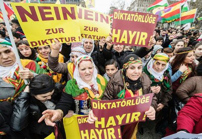 Manifestation kurde appelant à voter non au référendum turc, le 18 mars 2017 à Francfort - Boris Roessler [dpa/AFP/Archives]