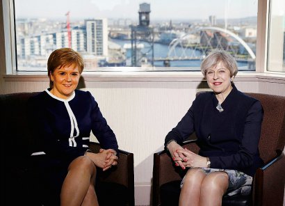 La Première ministre écossaise Nicola Sturgeon  et la Première ministre britannique Theresa May le 27 mars 2017 à Glasgow - RUSSELL CHEYNE [POOL/AFP]