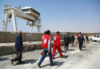 Des techniciens accompagnés par le Croissant-Rouge syrien le 28 mars 2017 au barrage de Tabqa - DELIL SOULEIMAN [AFP]