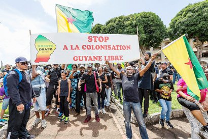 "Stop à la colonisation - Guyane libre" peut-on lire sur des panneaux de manifestants lors d'une marche à Cayenne le 28 mars 2017 - jody amiet [AFP]