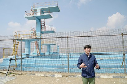 Le président de la Fédération afghane de natation, Sayed Ihsan Taheri, devant l'unique piscine du pays réservée aux femmes, à Kaboul, le 16 mars 2017 - SHAH MARAI [AFP]