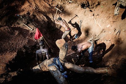 Des mineurs illégaux dans une mine de rubis à Montepuez, au Mozambique, le 15 février 2017 - John Wessels [AFP]