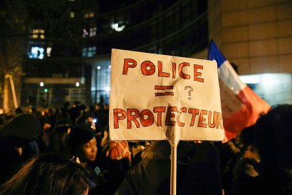 Rassemblement devant le commissariat du 19 ème arrondissement le 28 mars 2017 à Paris après la mort d'un Chinois tué par un policier - GEOFFROY VAN DER HASSELT [AFP]