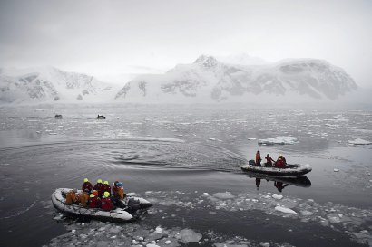 Des touristes traversent la banquise de l'Antarctique, le 05 mars 2016 - EITAN ABRAMOVICH [AFP/Archives]