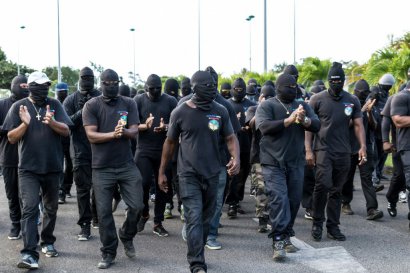Des membres du collectif "500 frères contre la délinquance" lors d'une marche le 29 mars 2017 à Cayenne - jody amiet [AFP]