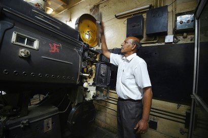 Ramesh Kumar, projectionniste du Regal durant 23 ans, devant son matériel des années 1960, le 27 mars 2017 - Dominique FAGET [AFP]