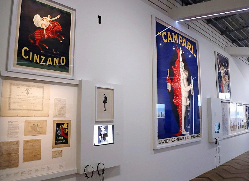 Des affiches exposées au Palais de la Porte Dorée dans le cadre de l'exposition "Ciao Italia!" consacrée à un siècle de l'immigration italienne, le 31 mars 2017 - Jacques DEMARTHON [AFP]