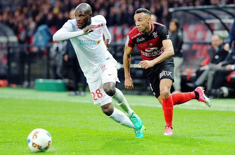 Le défenseur de Guingamp Fernando Marcal de Oliveira (d) aux prises avec le défenseur de Nancy Julien Cetout, lors de la 31e journée de Ligue 1, le 31 mars 2017 au Stade Boudourou, à Guingamp - FRED TANNEAU [AFP]