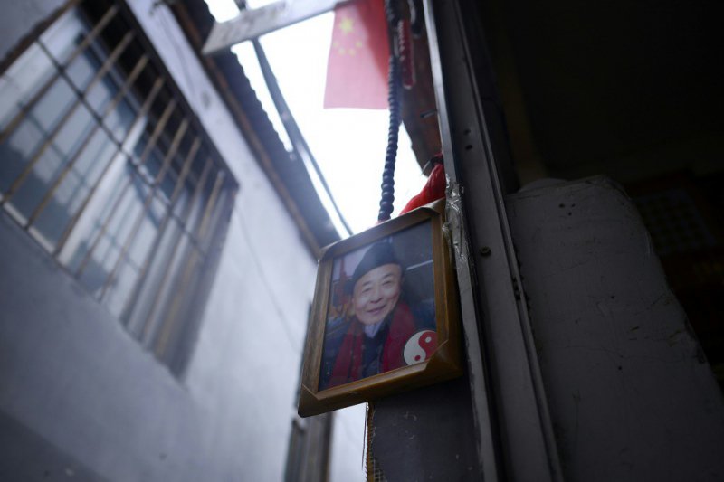 Une photo d'un diseur de bonne eventure qui choisit un nom pour les enfants chinois à l'entrée de son échoppe à Pékin, le 28 février 2017 - WANG Zhao [AFP]