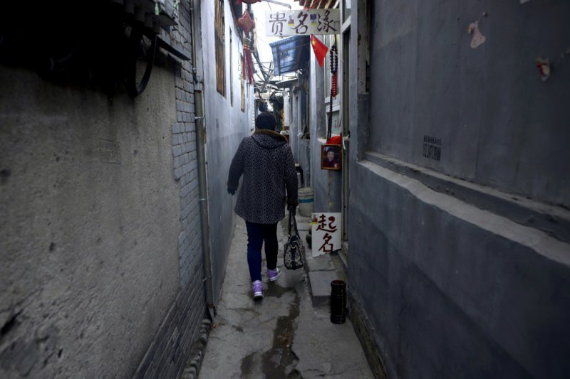 Dans cette rue de Pékin, un diseur de bonne aventure perpétue une tradition millénaire: trouver un nom de bon augure en fonction de la date et de l'heure de naissance d'un enfant, le 28 février 2017 - WANG Zhao [AFP]