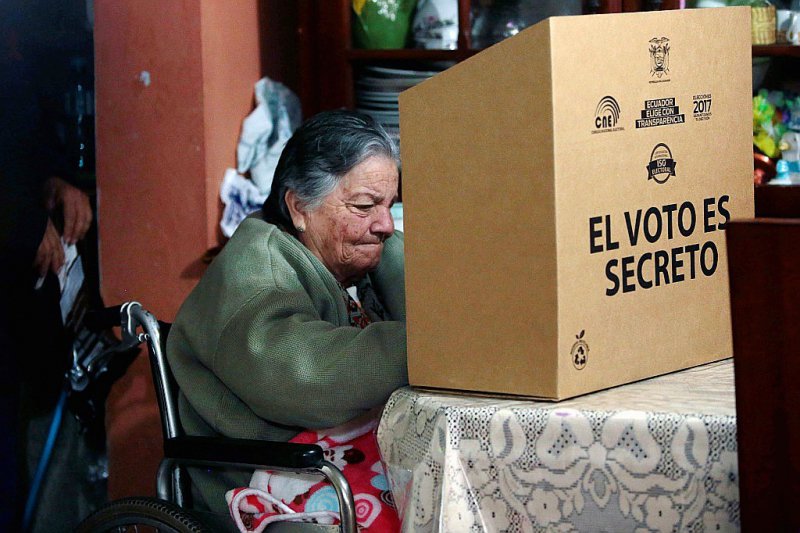 Vote à domicile pour la présidentielle  à Quito, en Equateur, le 31 mars 2017 - JUAN CEVALLOS [AFP]