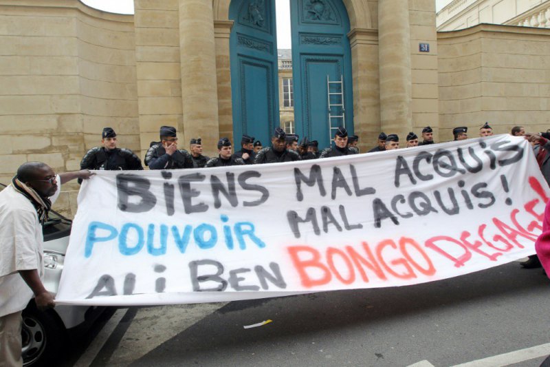 Manifestation devant un édifice soupçonné d'appartenir au président du Gabon, Ali Bongo, le 21 février 2011 à Paris - PIERRE VERDY [AFP/Archives]