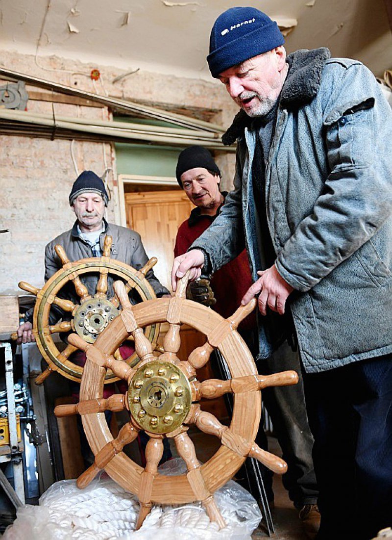 (De G à D) Michal Jedynak, Slawomir Michalski et le capitaine du voilier Waldemar Rzeznicki montrent le gouvernail du voilier à Varsovie le 27 mars 2017 - JANEK SKARZYNSKI [AFP]