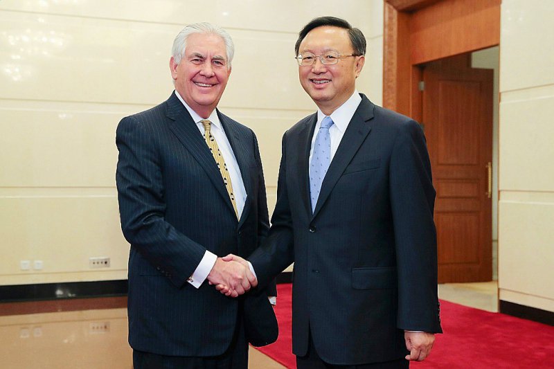 Le conseiller d'Etat chinois Yang Jiechi (d) et le secrétaire d'Etat américain Rex Tillerson, le 18 mars 2017 à Pékin - Lintao Zhang [POOL/AFP/Archives]