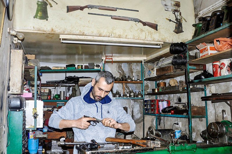 Le Syrien Abboud Jan répare une arme dans sa boutique, le 18 mars 2017 à Hassaké, dans le nord-ouest du pays - Ayham al-Mohammad [AFP]