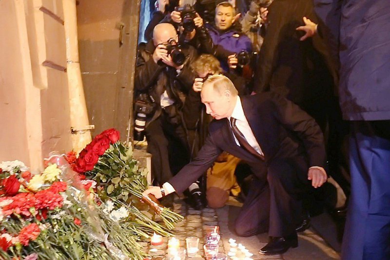 Le président russe Vladimir Poutine dépose des fleurs en hommage aux victimes de l'attentat dans le métro, le 3 avril 2017 à Saint-Pétersbourg - [AFP]