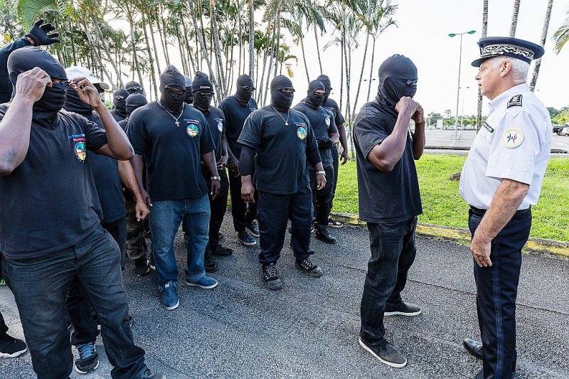 Des manifestants guyanais face à la police le 29 mars 2017 à Cayenne - jody amiet [AFP]