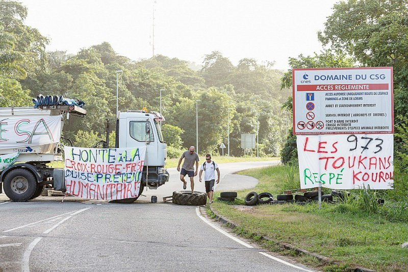 Les grévistes bloquent la route menant au centre spatial guyanais à Kourou le 3 avril 2017 - jody amiet [AFP]