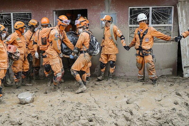 Des membres de la Défense civile évacuent le corps d'une victime de la coulée de boue, le 3 avril 2017 à Mocoa, en Colombie - LUIS ROBAYO [AFP]