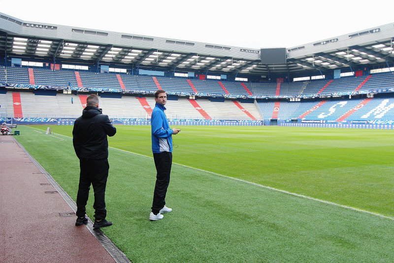 Avant d'aller s'entraîner, quelques joueurs sont parvenus à s'extirper du vestiaire pour aller voir la pelouse du stade d'Ornano à Caen. - Maxence Gorréguès