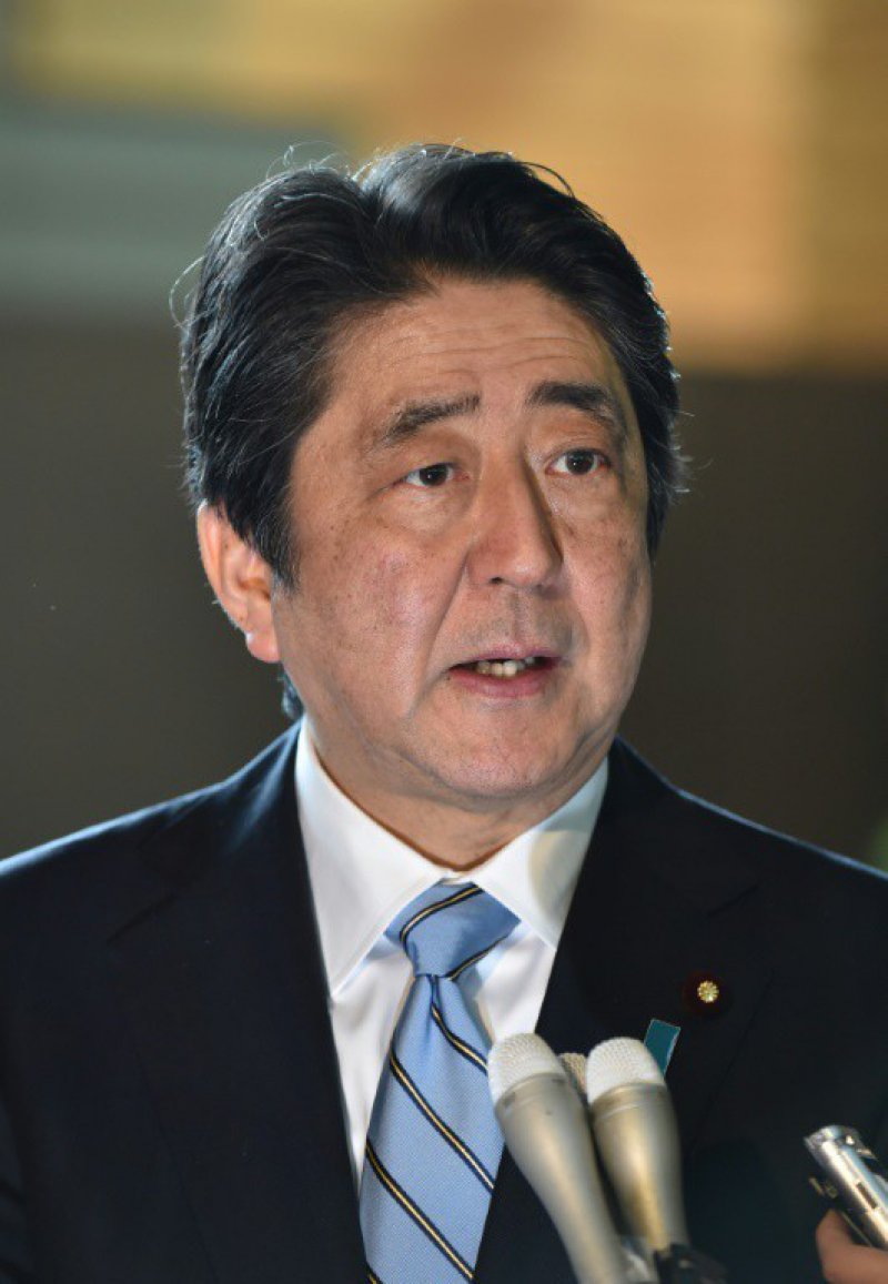 Le Premier ministre japonais Shinzo Abe répond aux journalistes le 5 avril 2017 après le tir de missile de la Corée du Nord - Kazuhiro NOGI [AFP]