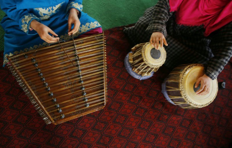 Dans une école de musique du Cachemire, des jeunes femmes musulmanes jouent des airs traditionnels soufis, le 25 février 2017 - STR [AFP]