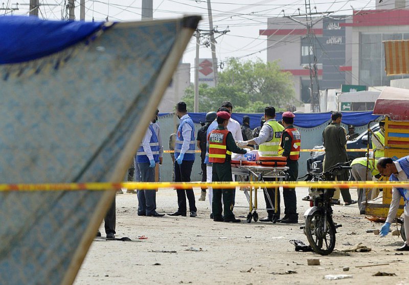Des agents de sécurité Pakistanais sur les lieux de l'explosion à Lahore le 5 avril 2017 - ARIF ALI [AFP]