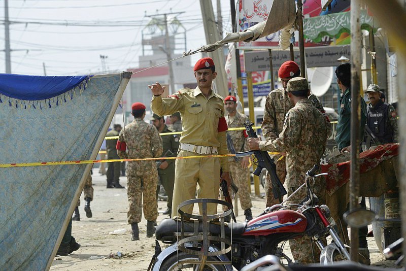 Des agents de sécurité Pakistanais bouclent les lieux de l'explosion à Lahore le 5 avril 2017 - ARIF ALI [AFP]