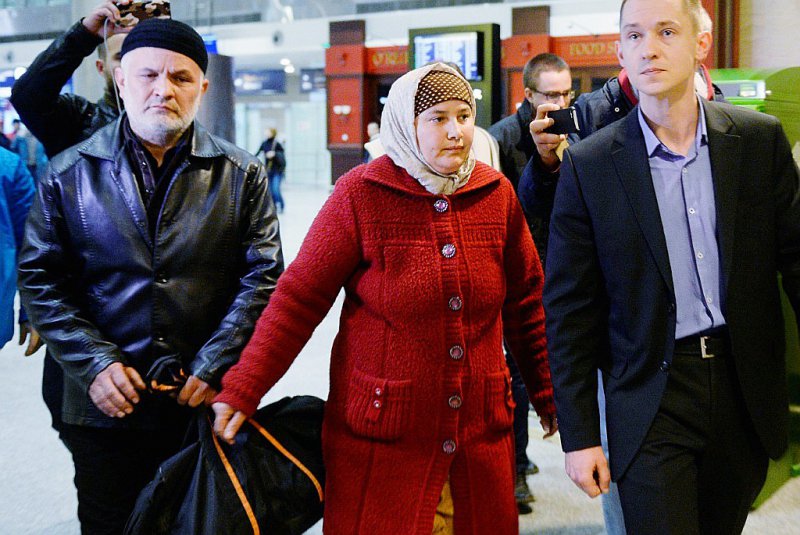 Les parents d'Akbarjon Djalilov (à gauche et au centre), le 5 avril 2017 à l'aéroport de Saint-Pétersbourg - Olga MALTSEVA [AFP]