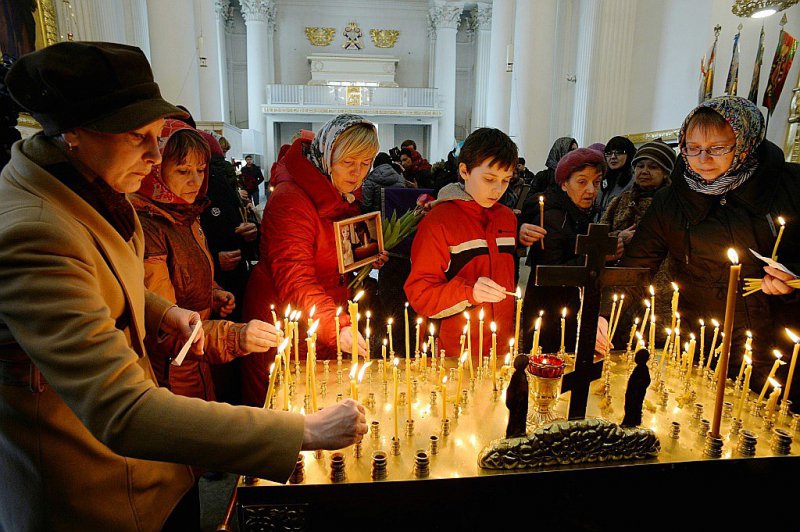 Des personnes se recueillent à la mémoire des victimes de l'attentat dans le métro, lors d'un service funéraire à la Cathédrale de Saint-Pétersbourg, le 5 avril 2017 - Olga MALTSEVA [AFP]