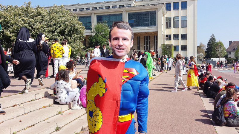 Macron superman pour... sauver le Monde ? Carnaval étudiant de Caen 2017. - Margaux ROUSSET