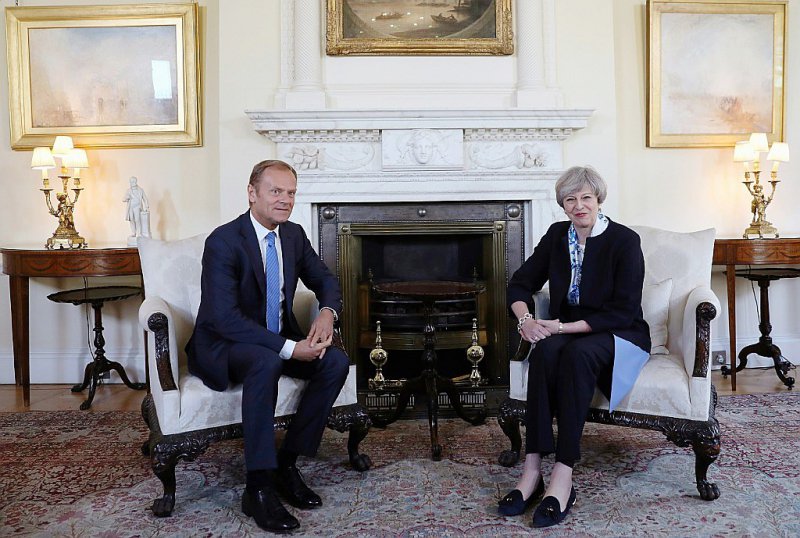 Le Première ministre britannique Theresa May (d), et le président du Conseil européen DOnald Tusk, au 10 Downing Street à Londres le 6 avril 2017 - Dan Kitwood [POOL/AFP]