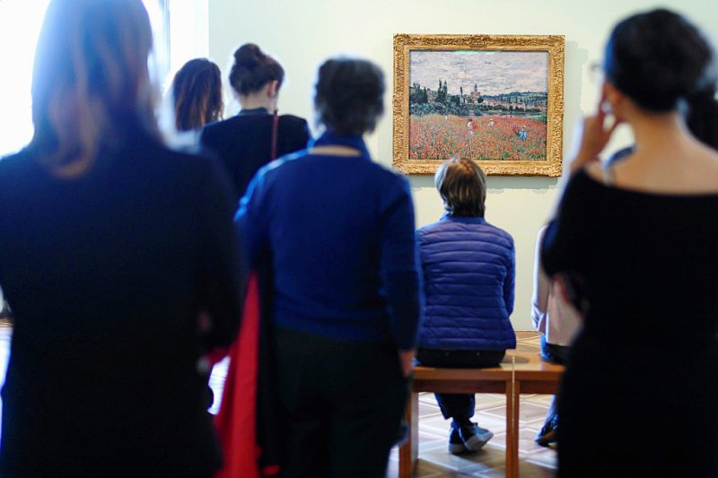 "Champs de coquelicots près de Vetheuil" de Claude Monet figure parmi les oeuvres de la collection Bührle présentées pour la première fois à Lausanne, à la Fondation de l'Hermitage - Fabrice COFFRINI [AFP]