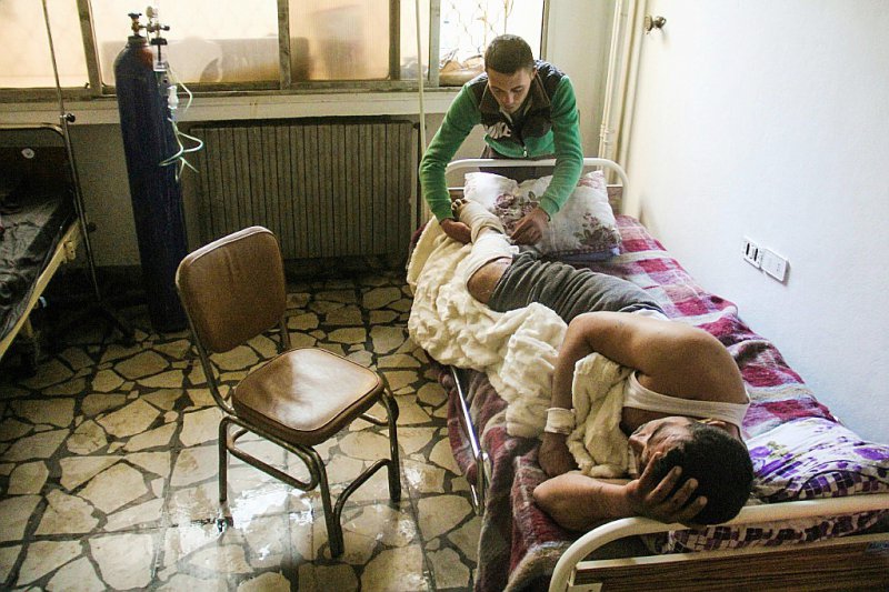 Une vicitime de l'attaque au gaz soignée dans un hôpital dans le nord de la Syrie, le 4 avril 2017 - Omar haj kadour [AFP/Archives]