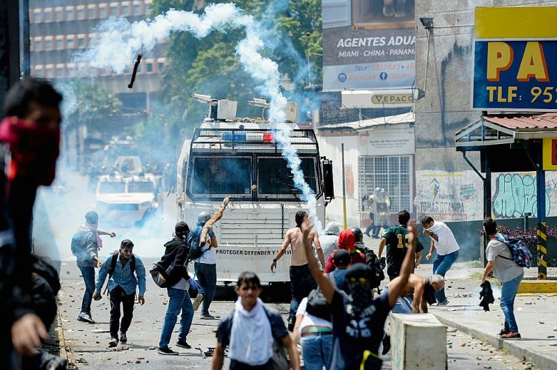 Heurts entre manifestants de l'opposition et la police lors d'une manifestation contre le président vénézuélien Nicolas Maduro, le 6 avril 2017, à Caracas - FEDERICO PARRA [AFP]