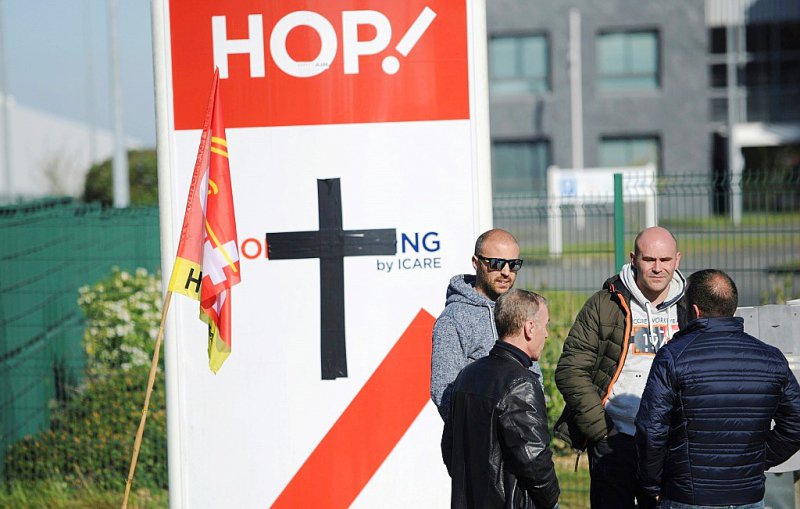 Une croix noire a été peinte sur le logo de Hop! à l'entrée de l'aéroport de Morlaix, dans l'ouest de la France, le 7 avril 2017 - FRED TANNEAU [AFP]