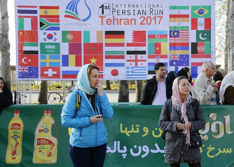 Des participants attendent le début du premier marathon international à Téhéran, le 7 avril 2017 - ATTA KENARE [AFP]