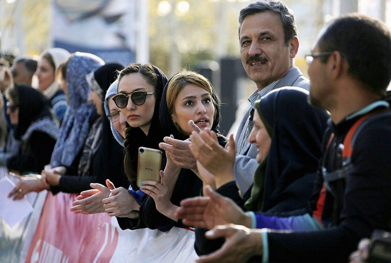 Des Iraniens et des étrangers observent le premier marathon international à Téhéran, le 7 avril 2017 - ATTA KENARE [AFP]