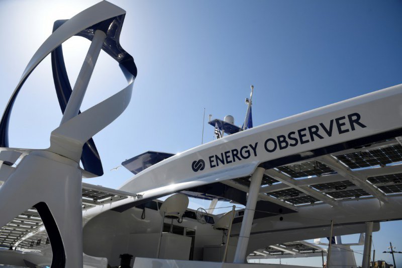 Le  catamaran "Energy Observer" présenté à  Saint-Malo, 7 avril 2017, embarque 130 m2 de panneaux photovoltaïques, 2 éoliennes à axe vertical, une aile de traction intelligente qui alimenteront deux moteurs électriques convertibles en hydrogénérateur - DAMIEN MEYER [AFP]
