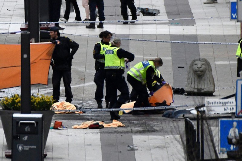Les services de sécurité et les secours sur les lieux de l'attaque au camion dans le centre de Stockholm, le 7 avril 2017 - Jonathan NACKSTRAND [AFP]