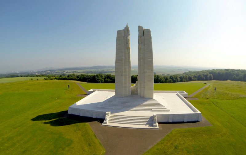 Vue aérienne du mémorial canadien prise le 8 juillet 2013 à Vimy (nord de la France), où 3.598 soldats canadiens sont morts dans la bataille de 1917 - DENIS CHARLET [AFP/Archives]