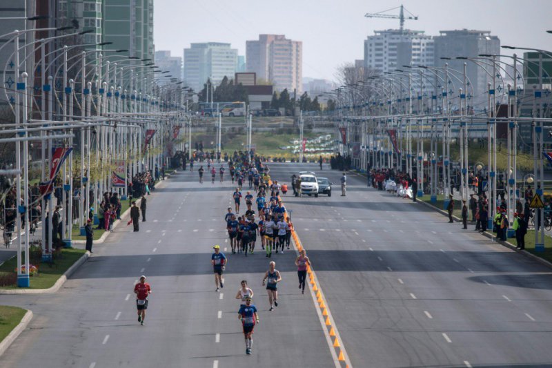 Les conccurents du marathon de Pyongyang le 9 avril 2017 dans une rue de la ville - Ed JONES [AFP]