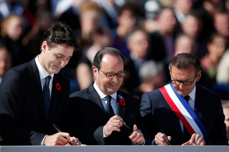 Le Premier ministre canadien Justin Trudeau et le président français François Hollande et le maire d'Arras Frédéric Leturque à Arras le 9 avril 2017 - CHRISTIAN HARTMANN [POOL/AFP]