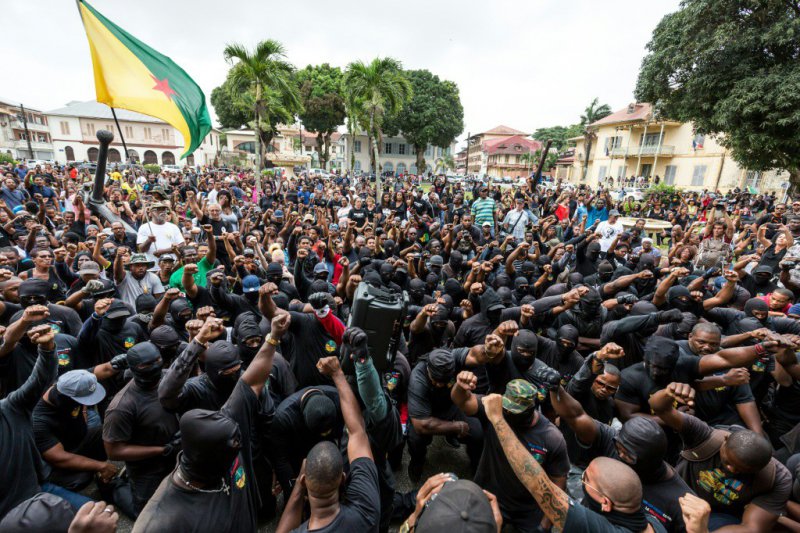 Des membres du collectif des "500 frères" réunis devant la préfecture de Cayenne, le 7 avril 2017 en Guyane - jody amiet [AFP]