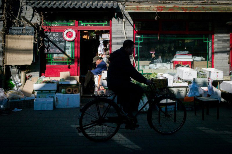 Un magasin dans un "hutong" à Pékin le 1er décembre 2016 - Fred DUFOUR [AFP]