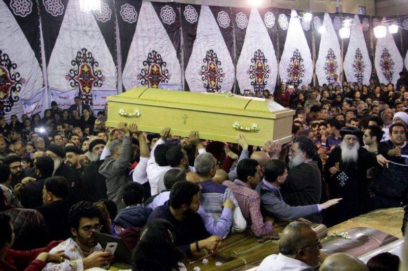 Des chrétiens égyptiens se rassemblent le 9 avril 2017 pour les funérailles des victimes de l'attentat à Tanta - STRINGER [AFP]
