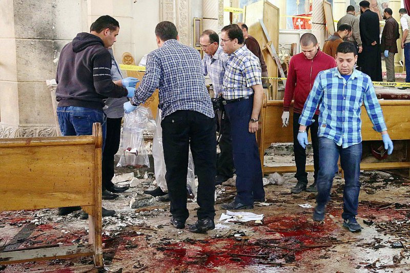 Des médecins légistes cherchent des indices après l'attentat à la bombe le 9 avril 2017 dans une église de Tanta en Egypte - STRINGER [AFP]